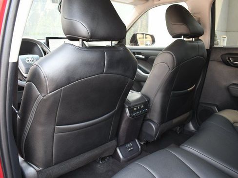 Used 2023 Toyota Highlander XLE AWD/4WD image 22