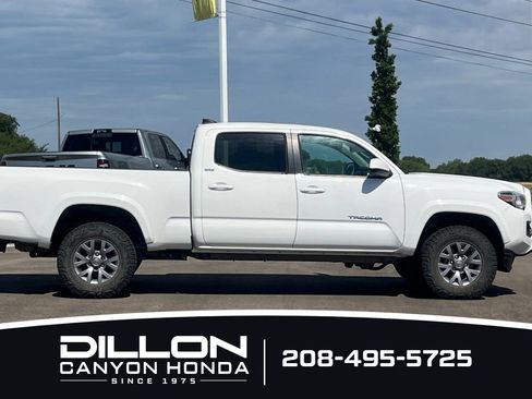 Used 2018 Toyota Tacoma SR5 AWD/4WD image 3