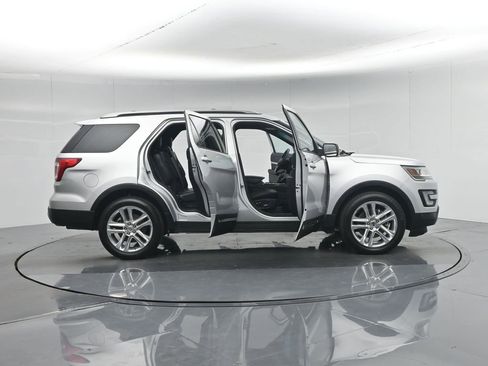 Used 2017 Ford Explorer XLT w/ Equipment Group 202A FWD image 38