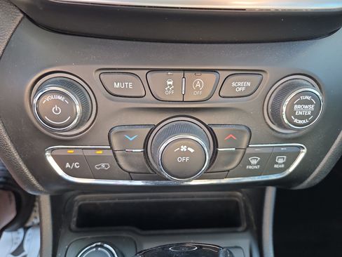 Used 2020 Jeep Cherokee Latitude Plus AWD/4WD image 20