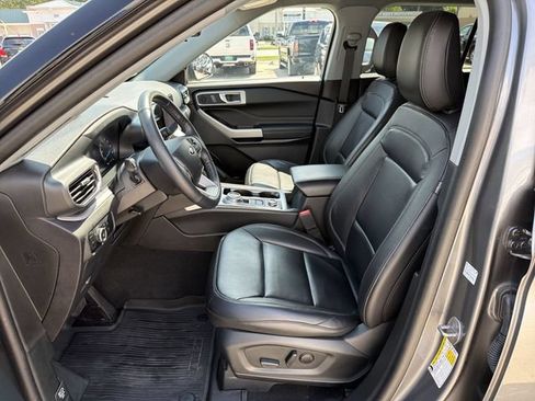 Used 2023 Ford Explorer XLT w/ Equipment Group 202A AWD/4WD image 14