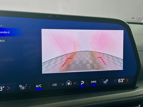 Used 2025 Chevrolet Traverse LT image 23