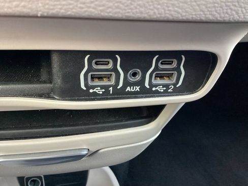 Used 2023 Chrysler Pacifica Touring-L FWD image 22