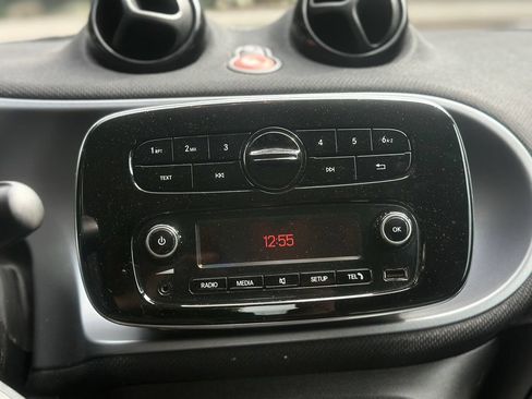 Used 2016 smart fortwo passion RWD image 11