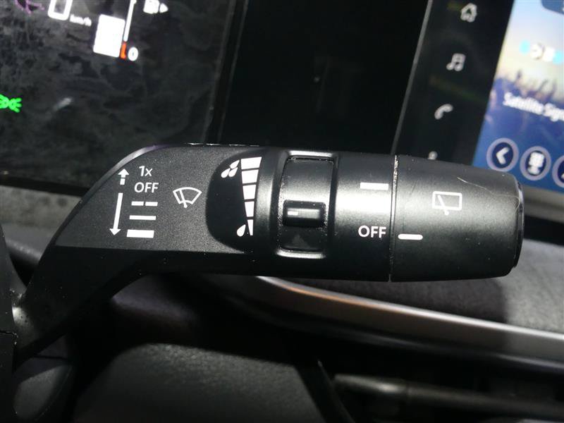 Used 2025 Nissan Kicks SV AWD/4WD image 34
