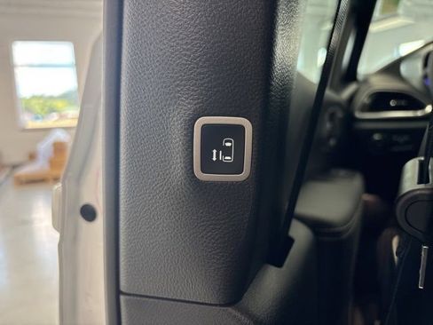 New 2026 Chrysler Pacifica Limited image 22