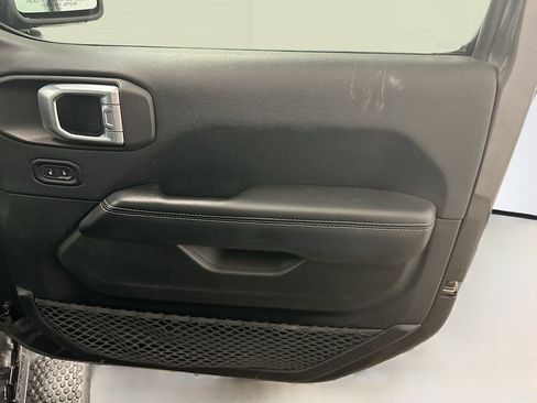 Used 2018 Jeep Wrangler Unlimited Sahara AWD/4WD image 33