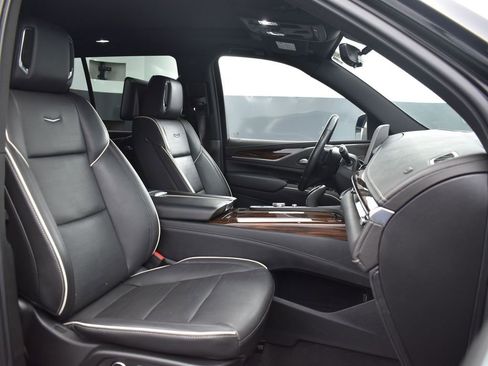 Used 2021 Cadillac Escalade Premium Luxury image 40