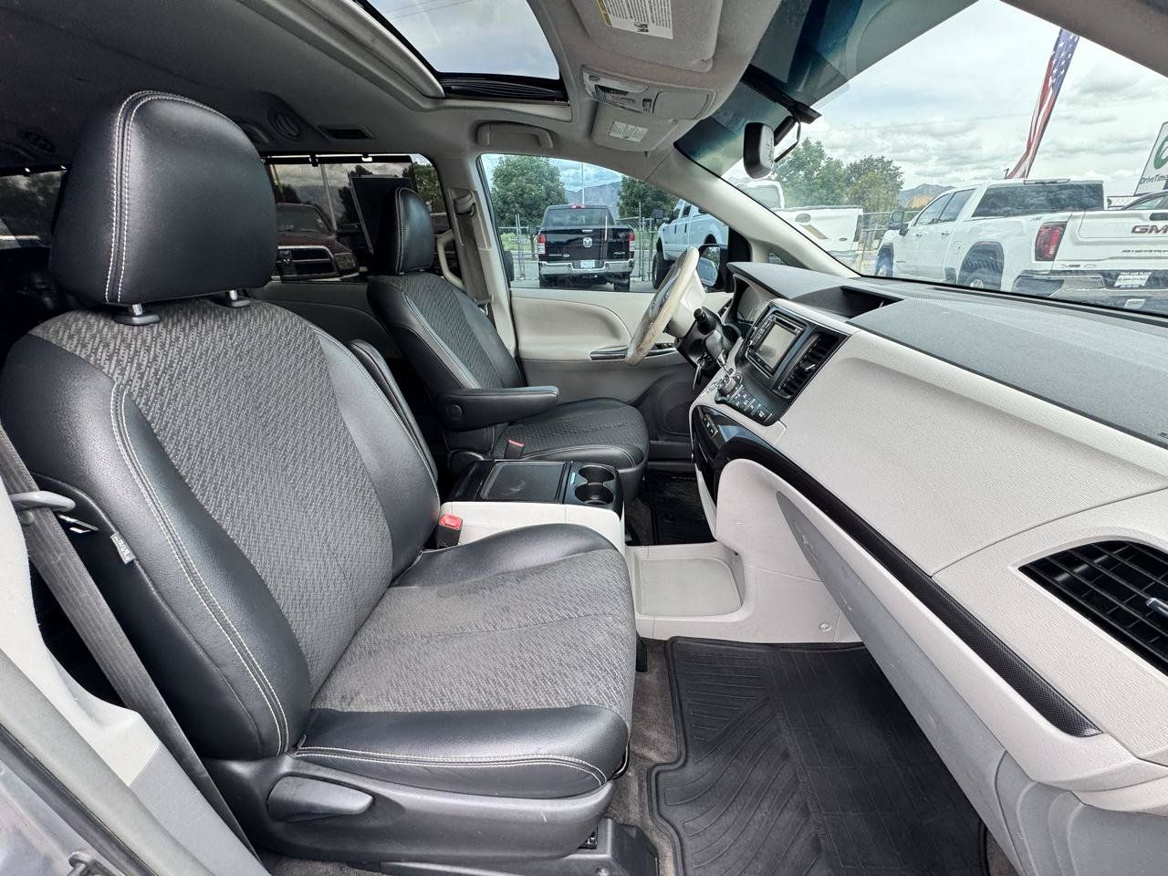 Used 2014 Toyota Sienna SE FWD image 9