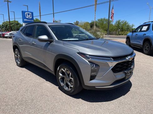 Used 2025 Chevrolet Trax LT FWD image 7