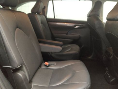Used 2020 Toyota Highlander Limited image 19