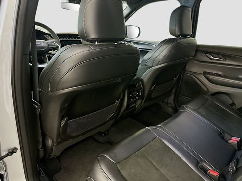 Used 2025 Jeep Grand Cherokee Altitude image 27