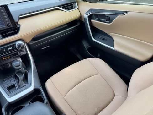 Used 2019 Toyota RAV4 LE image 17