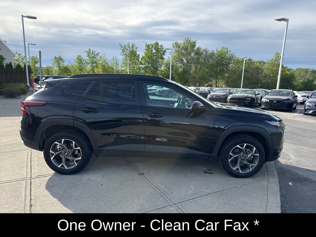 Used 2025 Chevrolet Trax LT w/ LT Convenience Package FWD image 2
