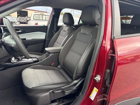 Used 2025 Chevrolet Trax LT FWD image 9