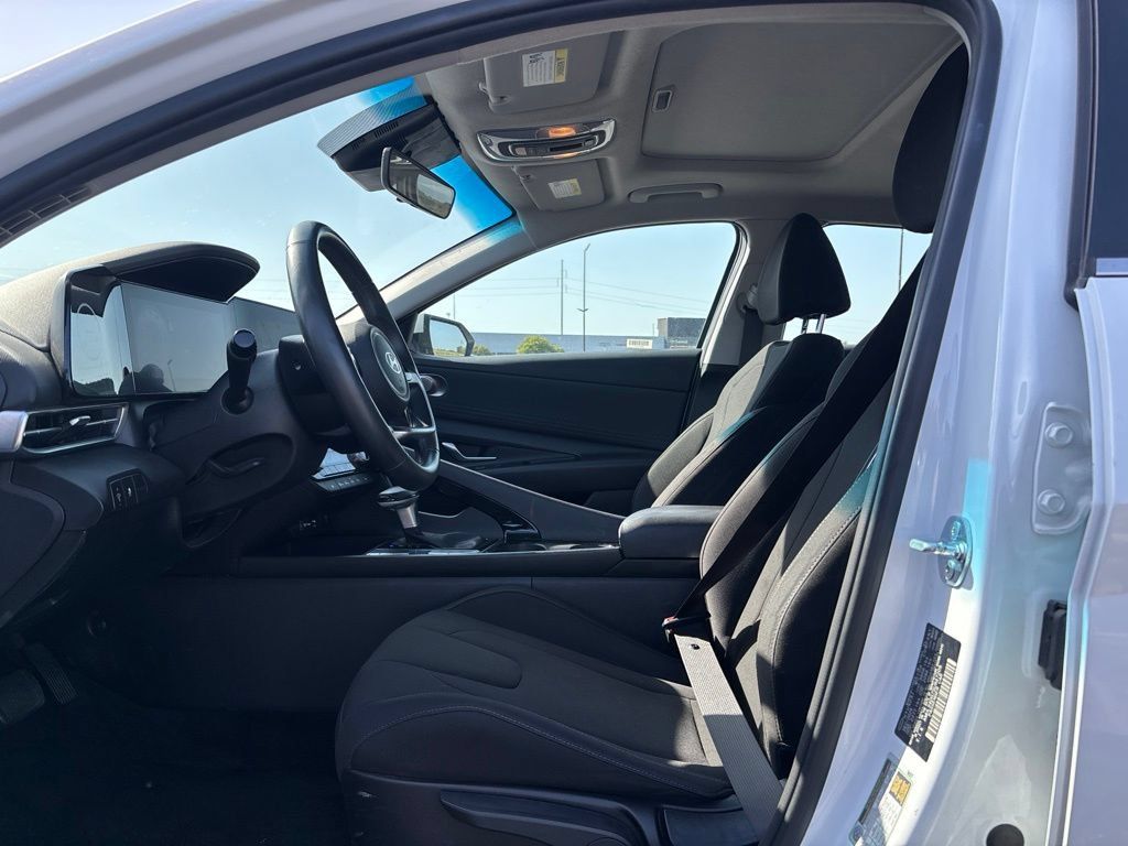 Used 2025 Hyundai Elantra SEL FWD image 9
