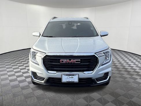 Used 2022 GMC Terrain SLE w/ Driver Convenience Package image 2
