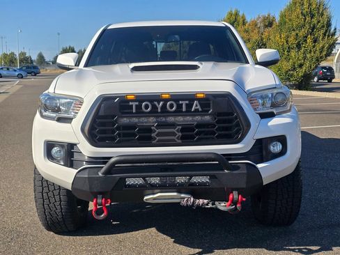Used 2018 Toyota Tacoma TRD Sport AWD/4WD image 8