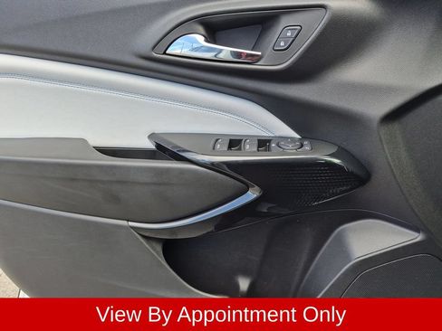 Used 2025 Chevrolet Trax LT w/ LT Convenience Package FWD image 21