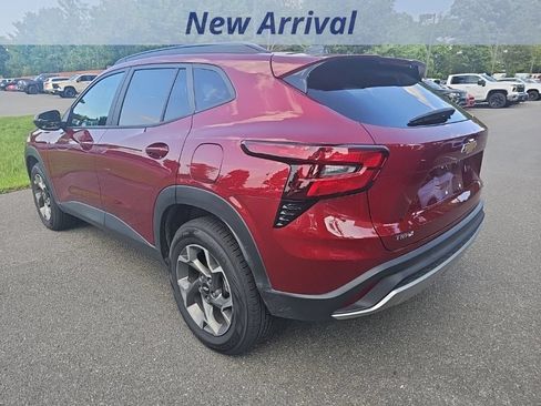 Used 2025 Chevrolet Trax LT FWD image 2