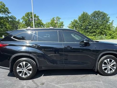 Used 2021 Toyota Highlander XLE AWD/4WD image 4