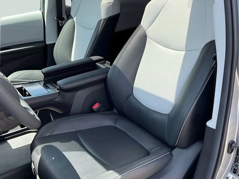 Used 2025 Toyota Sienna XSE w/ XSE Plus Package FWD image 29