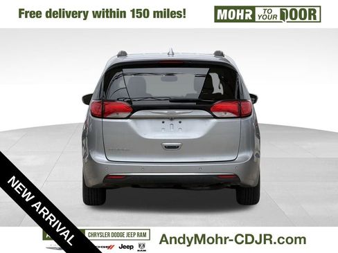 Used 2017 Chrysler Pacifica Touring-L image 6