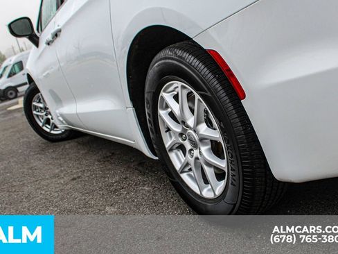 Used 2023 Chrysler Pacifica Touring-L image 15
