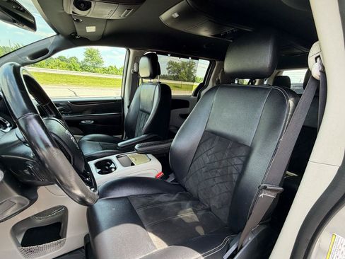 Used 2017 Dodge Grand Caravan SXT w/ Driver Convenience Group FWD image 12