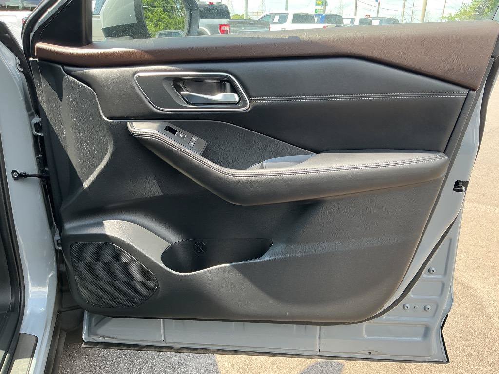 Used 2023 Nissan Rogue Platinum w/ Platinum Premium Package FWD image 13