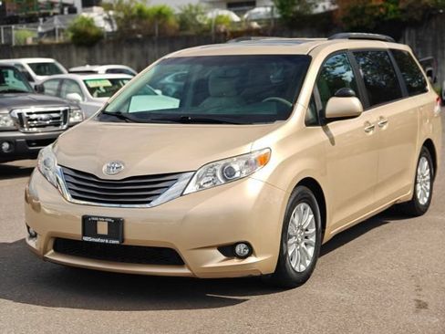 Used 2011 Toyota Sienna XLE w/ XLE Navigation Pkg FWD image 3