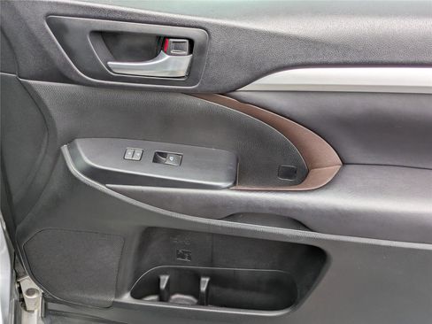 Used 2016 Toyota Highlander XLE FWD image 21