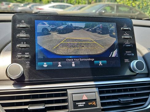 Used 2018 Honda Accord Touring image 19