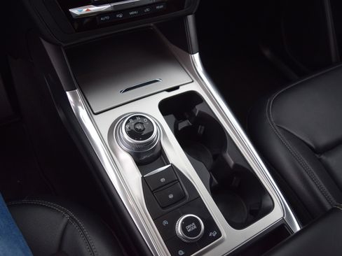 Used 2020 Ford Explorer XLT w/ Equipment Group 202A image 17