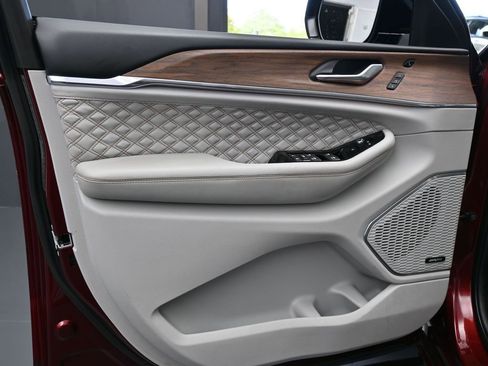 Used 2023 Jeep Grand Cherokee L Summit w/ Luxury Tech Group V image 32