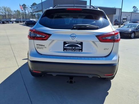 Used 2020 Nissan Rogue Sport SV image 3