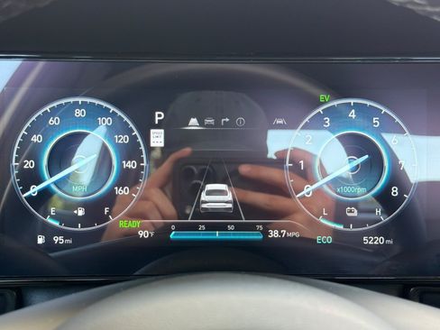 Used 2025 Hyundai Elantra Limited FWD image 33
