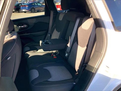 Used 2017 Jeep Cherokee Sport image 19