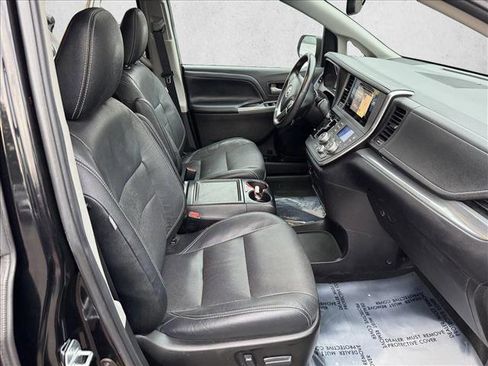 Used 2017 Toyota Sienna SE Premium image 22
