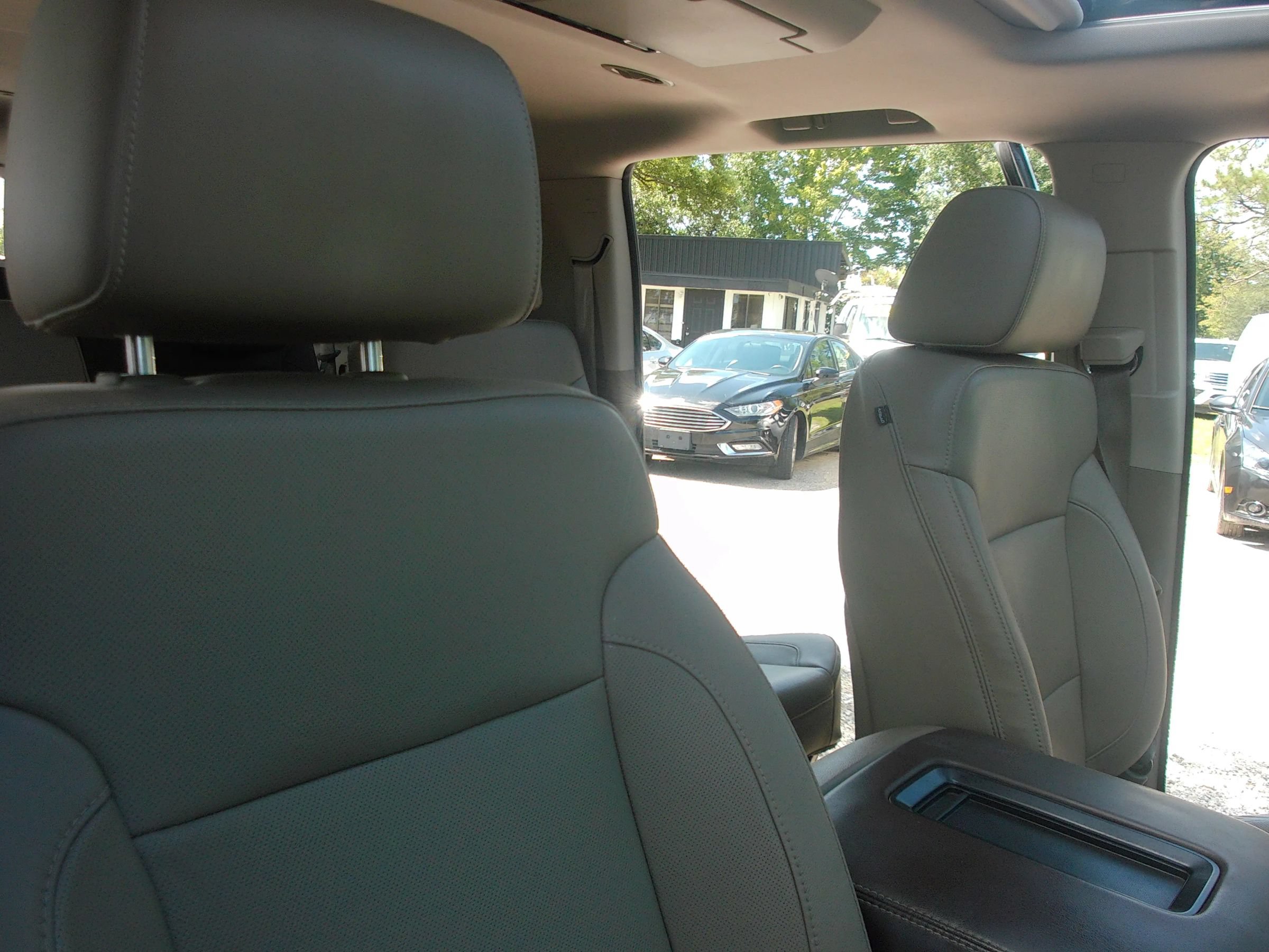 Used 2015 Chevrolet Suburban LTZ RWD image 49