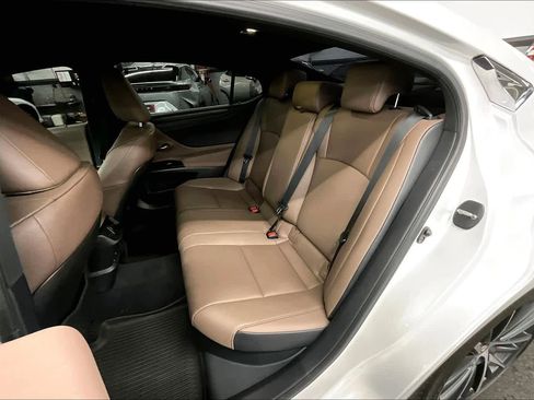 Used 2025 Lexus ES 300h w/ Premium Package image 19