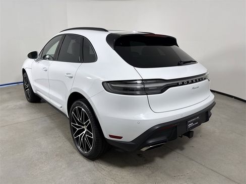 Certified 2025 Porsche Macan image 3