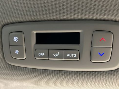 Used 2025 Kia Carnival EX FWD image 36