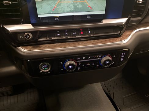 Used 2022 Chevrolet Silverado 1500 LT AWD/4WD image 12