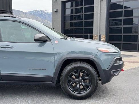 Used 2015 Jeep Cherokee Trailhawk w/ Leather Interior Group AWD/4WD image 3