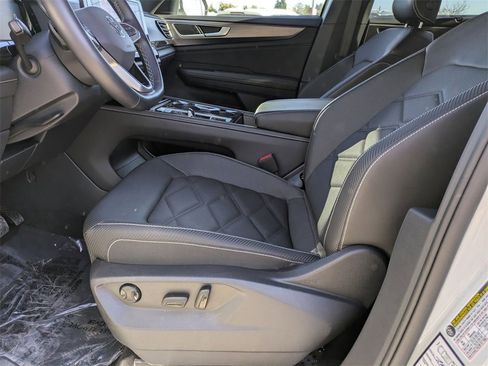 Used 2025 Volkswagen Atlas Cross Sport SE image 17