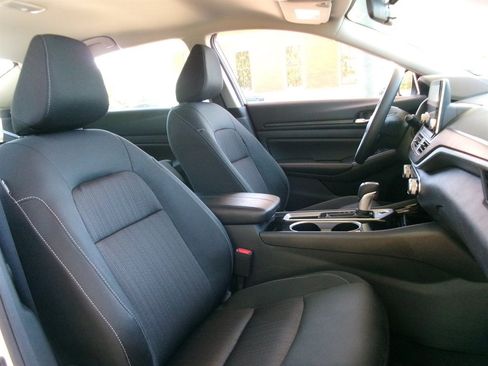 Used 2024 Nissan Altima 2.5 SV FWD image 17