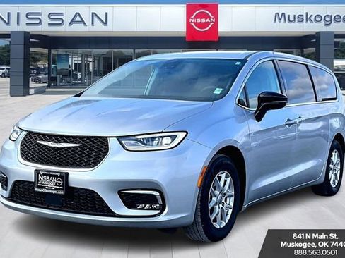 Used 2024 Chrysler Pacifica Touring-L image 3