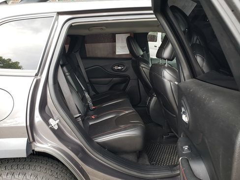 Used 2019 Jeep Cherokee Trailhawk AWD/4WD image 17
