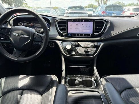Used 2024 Chrysler Pacifica Premium FWD image 10